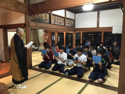 関泉寺での座禅と読経を行う学生たち