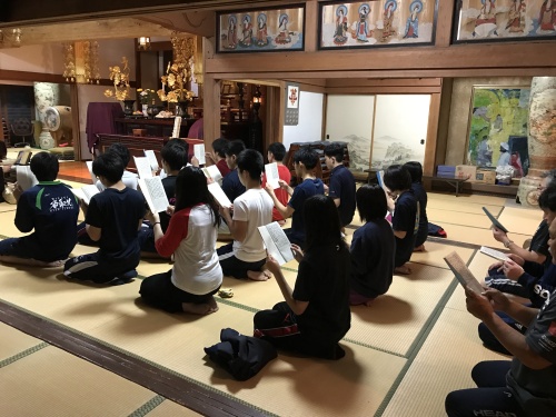 厳かなお勤めの様子