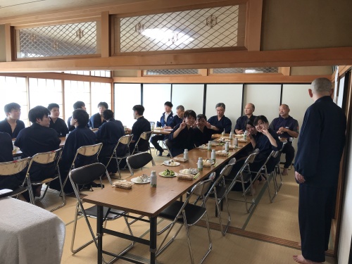 横川集落センターでの昼食の様子