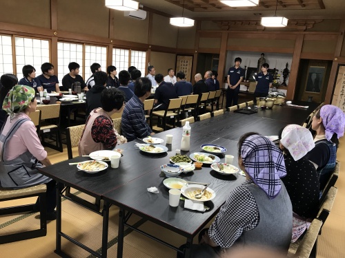 関泉寺、会館内での食事後に食事を作っていただいた地元の方々に感謝を述べました