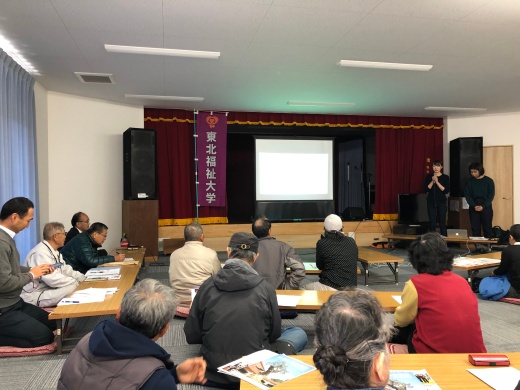 報告をする学生