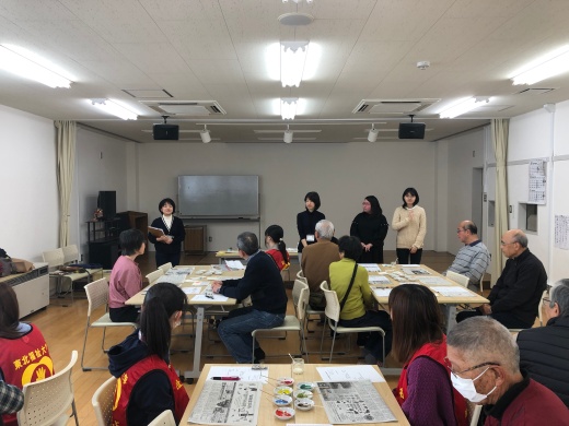 本学「芹沢銈介美術工芸館」の職員より、「合羽刷り」についての説明を受ける