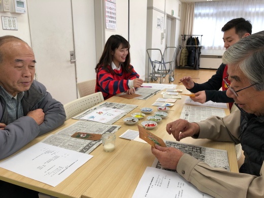 見本を見ながら、作品のイメージづくりをする