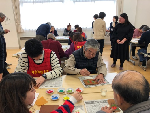 徐々に緊張がほぐれ、会話が弾む参加者と学生