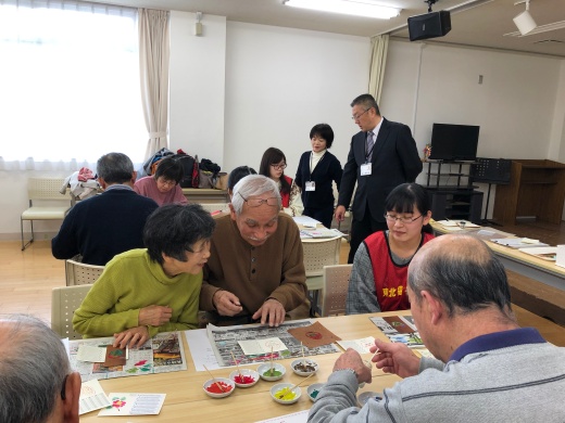 参加したご夫婦が笑顔で作品創りに取り組む様子