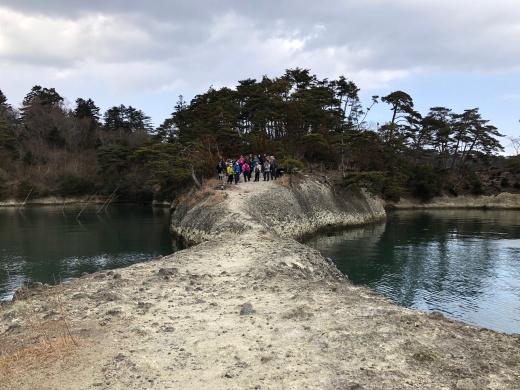 天然の桟橋、馬の背を渡ります。