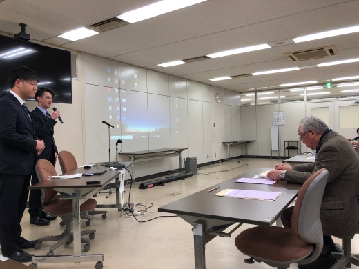 まごのてくらぶの町内会支援の活動について説明する、左から芳賀俊彦さん、名村優樹さん
