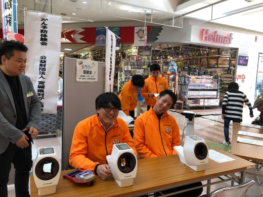 血圧測定のリハーサルをする学生