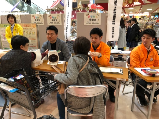 本学「血圧測定コーナー」を体験する来場者