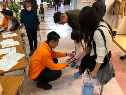 本学「握力測定コーナー」を体験する来場者