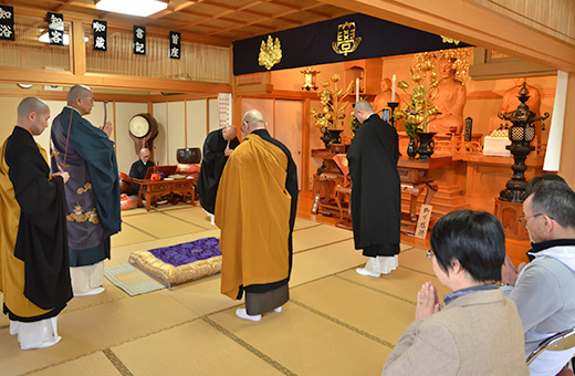 午後2時46分、黙祷を捧げる法師の斉藤主任（左から2人目）ら