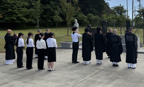 真摯に参加している仏教専修科学生と教職員