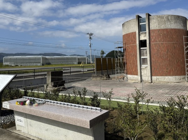 震災遺構大川小学校と献花台