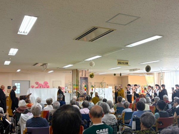 「せんだんの丘 」での法要の様子　