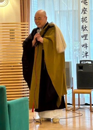 ご法話をなさる千葉学長(せんだんの館)