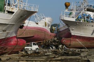 東日本大震災の時は気仙沼市立病院に勤めていました。これはその時に撮ったものです。大型の漁船が何隻も流され、重なるように上陸していました。そしてその後の復興の早さには眼を見張るものがありました。