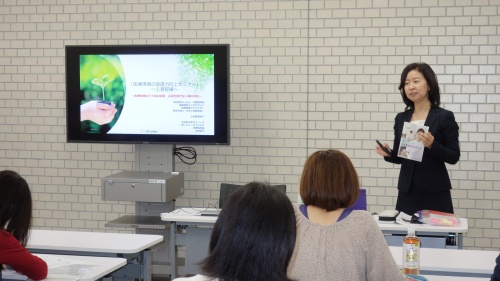 株式会社C-plan代表取締役 小佐野美智子先生による、公開講座「医療現場の接遇力向上セミナー」の様子