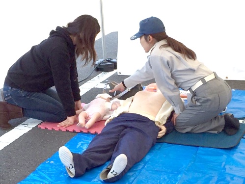 イベントで市民に乳児の心肺蘇生法を説明している様子