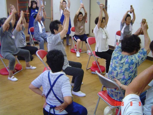 仙台元気塾出張ダンベル教室の様子(本学教員が指導)