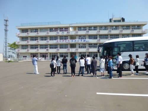 震災遺構として保存されている仙台市若林区 荒浜小学校を視察する受講生(※写真はコロナ禍前のものです)
