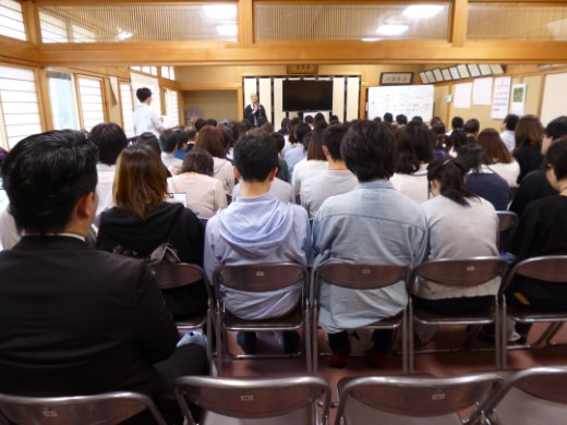 東日本大震災被災地視察 仙台市宮城野区蒲生 専能寺住職から震災当時の状況を聞く受講生(写真はコロナ禍前の様子)