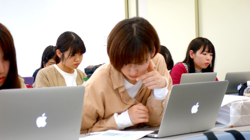 PCを使った実習で、コマンドラインに苦戦する学生たち（※写真はコロナ禍前のものです。現在の実習内容とは異なります）