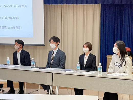 お話をしてくださった卒業生の皆さん