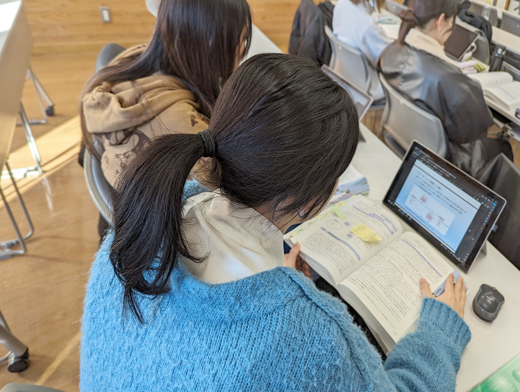 テキストと補講のスライドを確認しながら補講を受ける学生たち