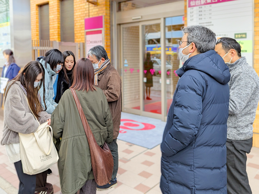 受験会場前で、学生に最後の指導をする渡部先生