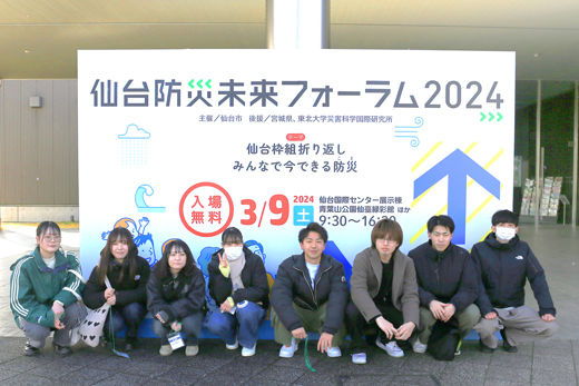 入口看板の前にて