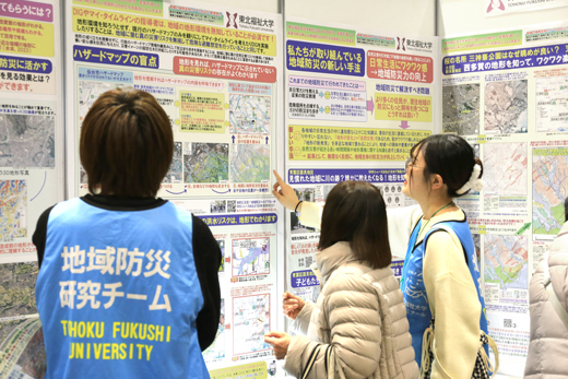 説明する学生