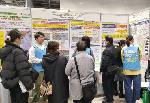 ブースの前はいつも人の山。人気の発表であることが伺えます