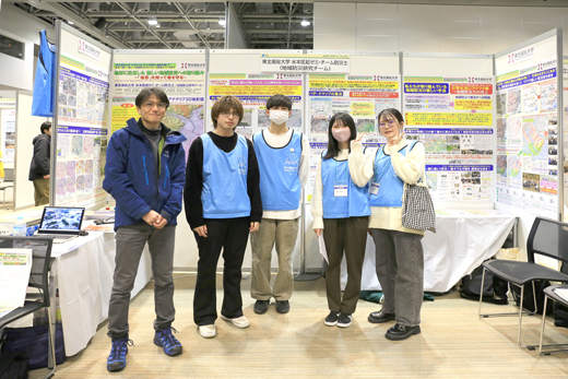 医療経営管理学科の舩渡先生、冲永先生、河村先生、太田先生も会場に応援に来てくれました！写真は河村先生と一緒に