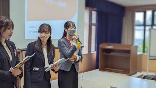 自己紹介をする、本学科卒業生の板垣真央様