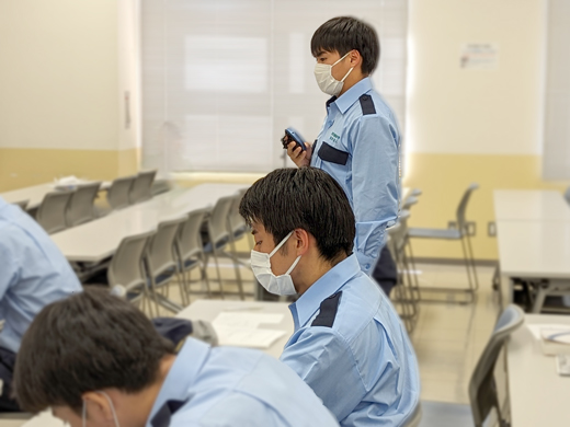 質問をする学生