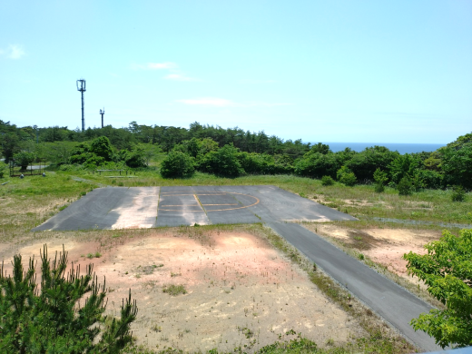 旧小学校の運動場跡地に整備されたヘリポート. 向こうには太平洋が見えます