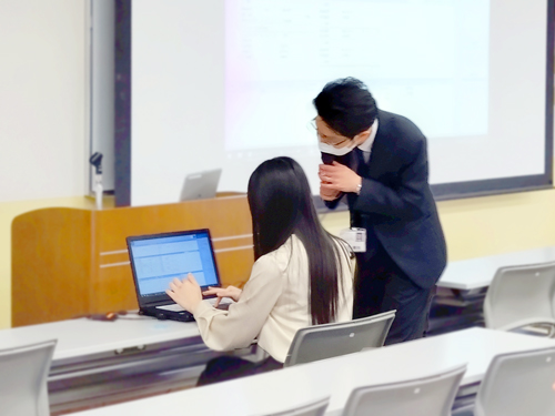 実技指導をする志田様と、真剣に入力作業を行う学生