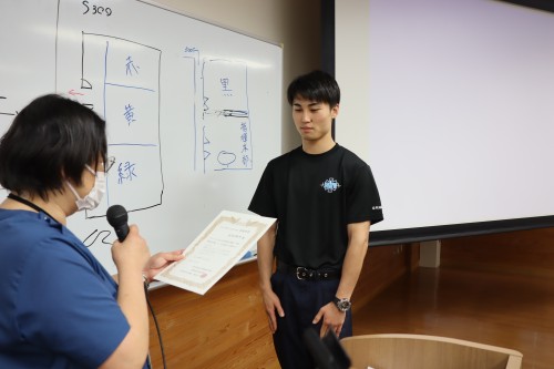 最優秀賞を授与される岩間君