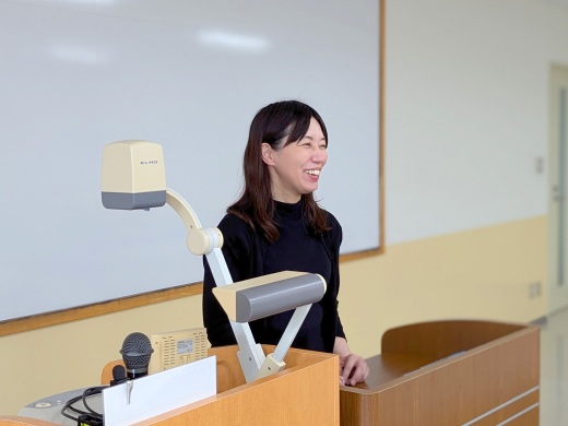 講義室でホワイトボードの前に立つ野原先生