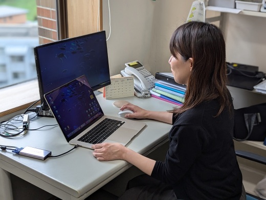 PCに向かう野原先生