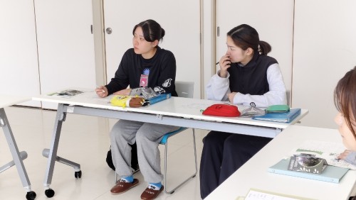 真剣に話を聞いています