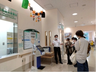 日下様の説明を聴き 真剣にメモをとっています(拓桃館外来受付にて)