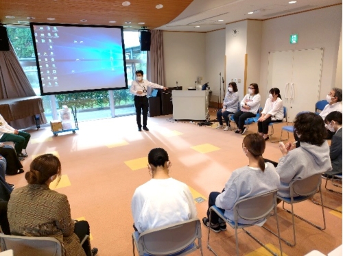 渡邉様の話を真剣に聴いています