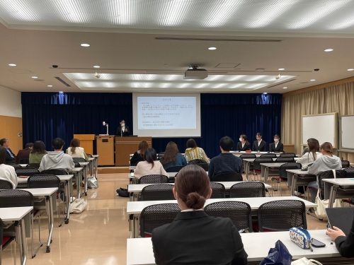 報告会の会場の様子