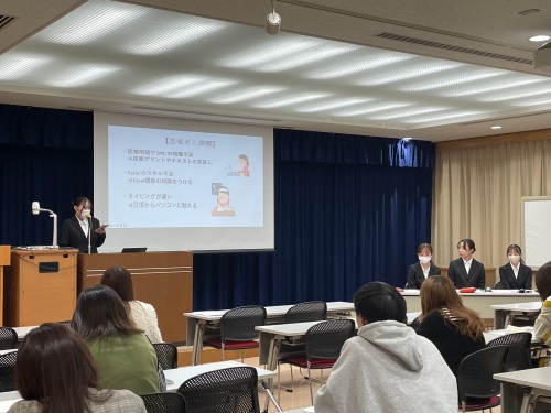 3年生の発表をみな熱心に聞いています