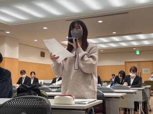 2年生が3年生の発表者へ質問しています