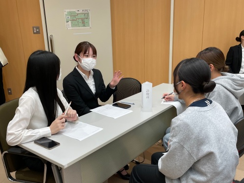 3年生が実習内容について2年生に説明しています