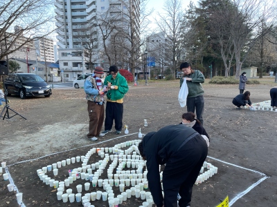 紙コップに模様を描き、キャンドルを入れて地面に並べていきます