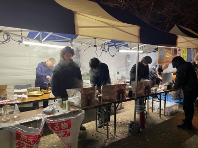 出店では温かい食べ物を市民に提供しました