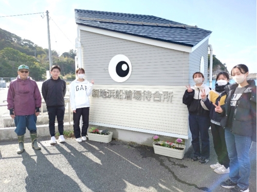 船着き場待合所にて